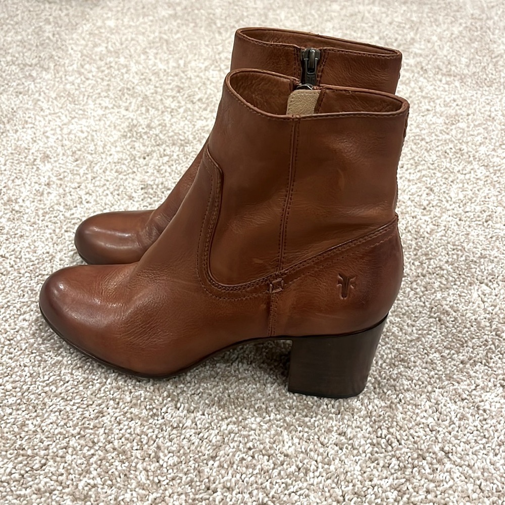 Like new Frye heeled ankle boots